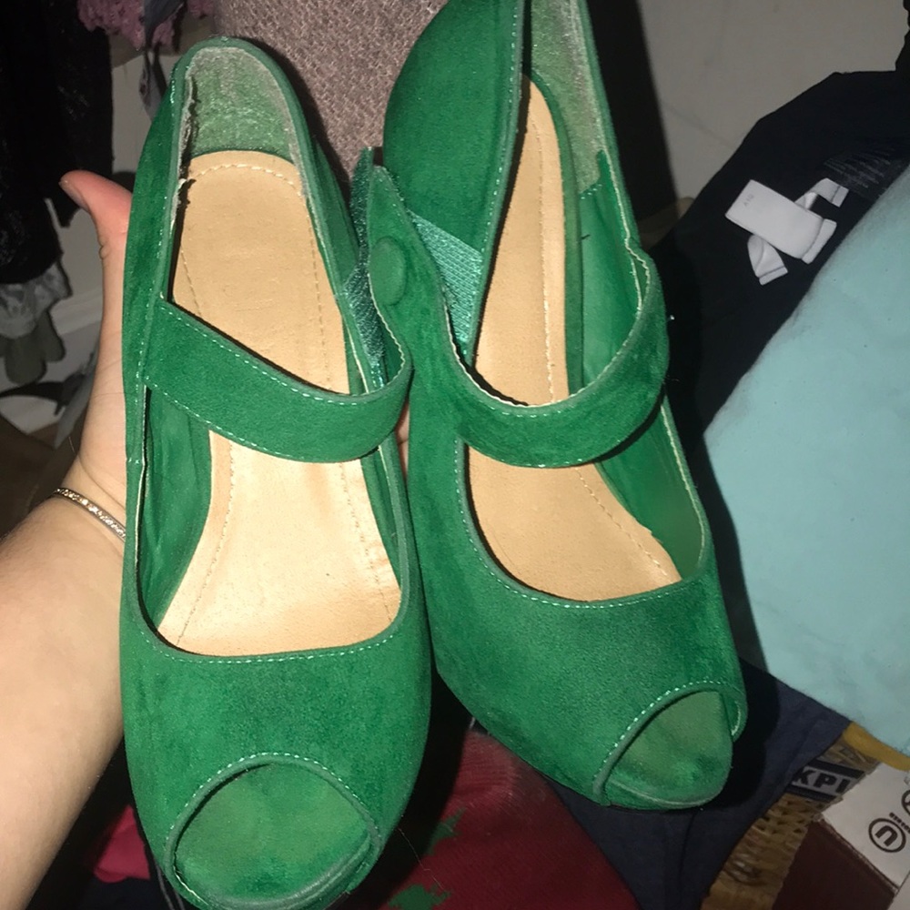 Heels 👠 they do not have holes, great condition